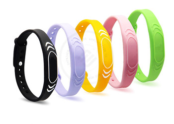 Comment les bracelets RFID personnalisés améliorent l'engagement des clients et l'image de marque